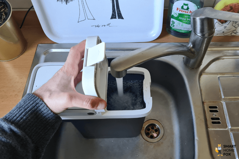 Вода заливается в резервуар для чистой воды Roborock S8 Pro Ultra.